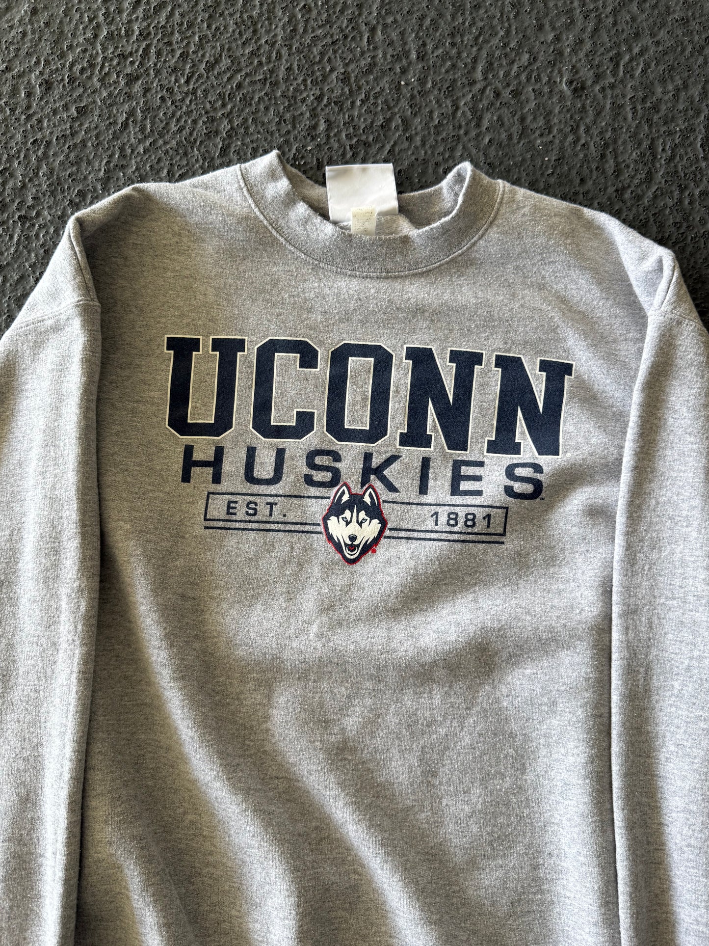 UCONN HUSKYS CREWNECK - L